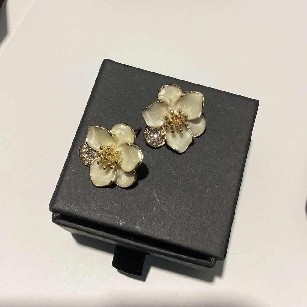 🌸GoldTone Polychrome White Hibiscus Flower Post Back Earrings